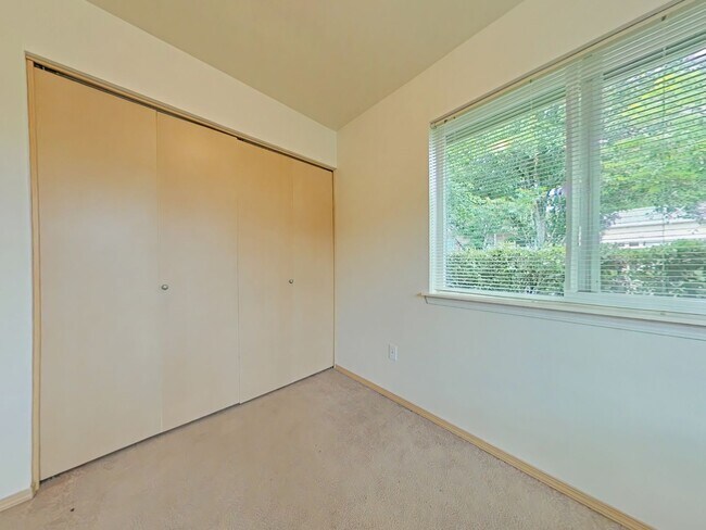 Building Photo - 3 Bedroom House ~ Close to 9th Street ~ Pe...