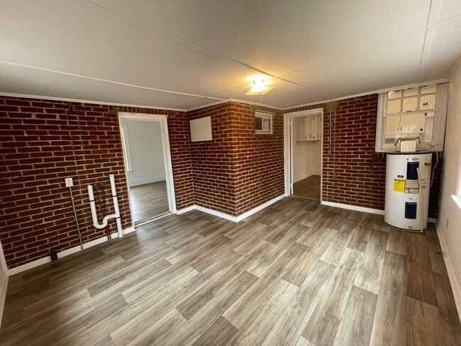 Building Photo - 4 bedroom 2 bathroom house available!   Freshly Painted-New Flooring