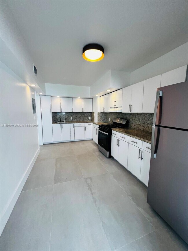 Building Photo - 2045 Calais Dr