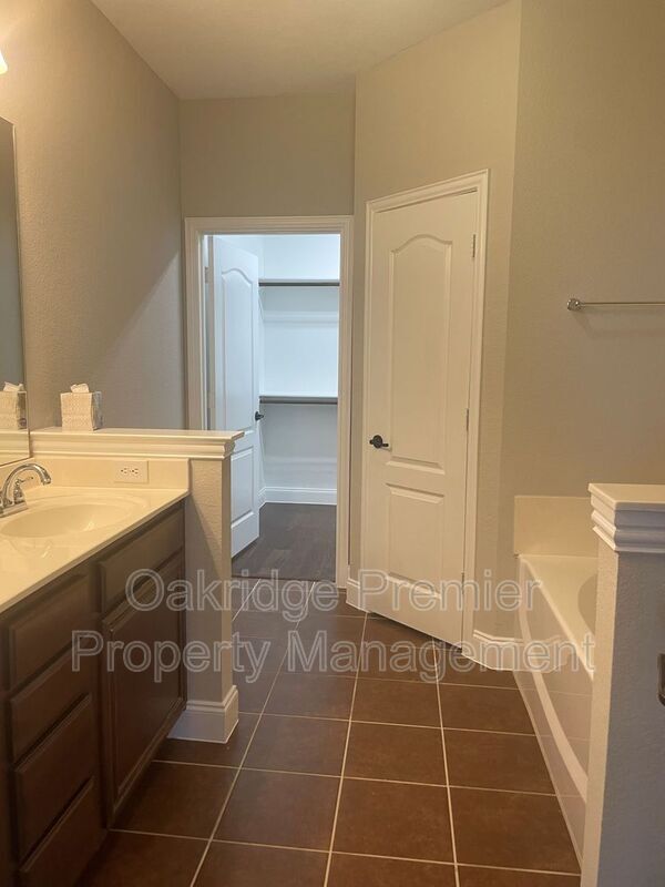 Building Photo - 811 Blue Quail Dr