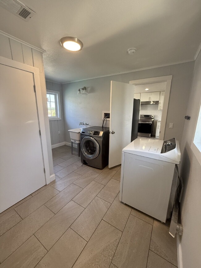 Building Photo - Charming 4-Bedroom, 2-Bath Country Home wi...