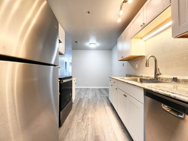 Building Photo - 3 Bedroom M Section Condo FOR RENT !