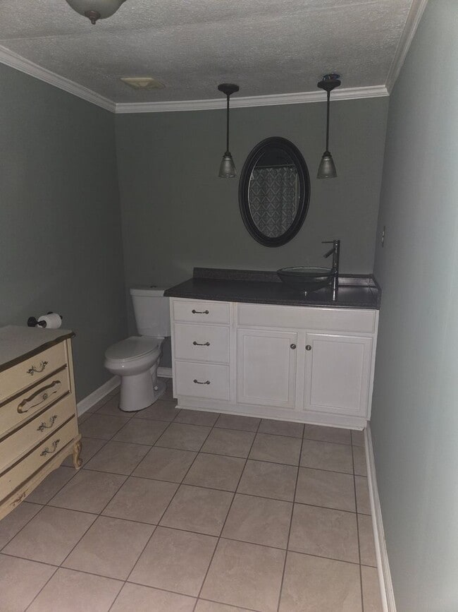 Building Photo - FOR RENT centrally located and convenient to Downtown! Available NOW!