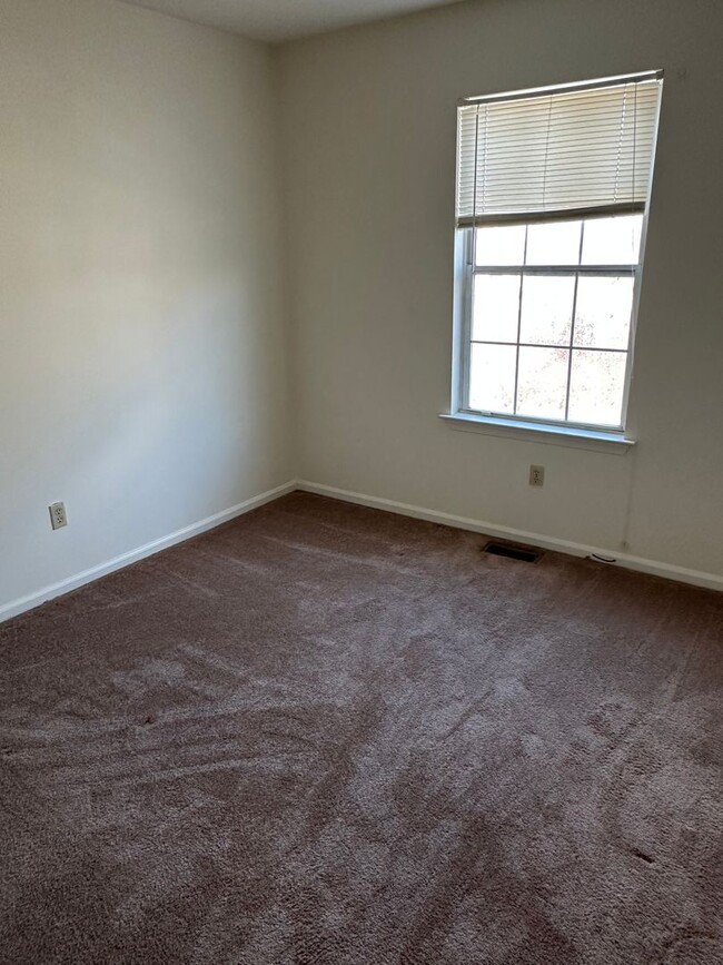 Building Photo - 2 bedroom, 2.5 bath corner condominium, Ne...