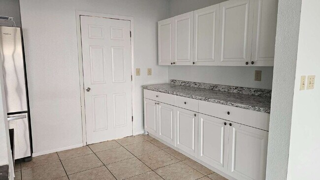 Building Photo - 3 Bedroom Pool Home in North Port - Rent I...