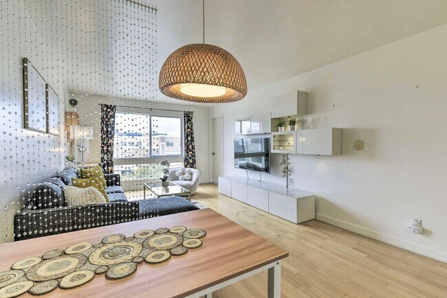 Building Photo - COMING SOON!!! BEAUTIFUL 1BD/1BA CONDO IN EMERYVILLE CA