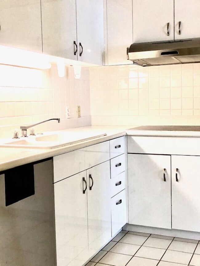 Building Photo - 2 Bedroom, 1 Bathroom, 1 Parking (Canterbu...