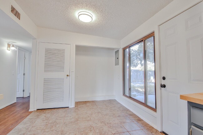 Building Photo - Charming 3 Bedroom, 1 bathroom in Central Lubbock