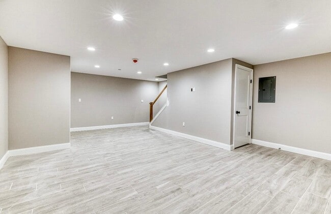 Building Photo - 79 Roslyn Rd