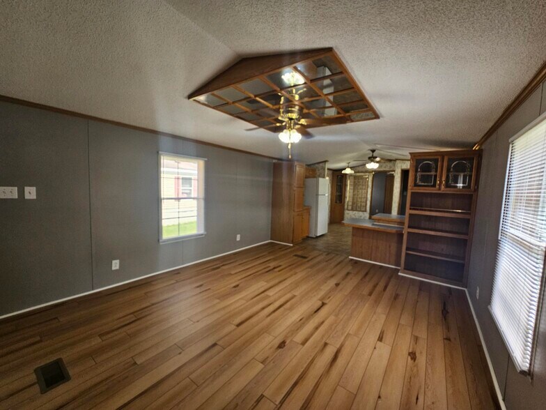 Building Photo - 442 Tulip Dr