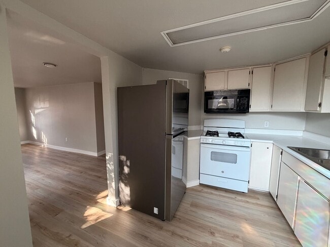 Building Photo - 2Bed/1bath Duplex in Hyde Park with Small Yard