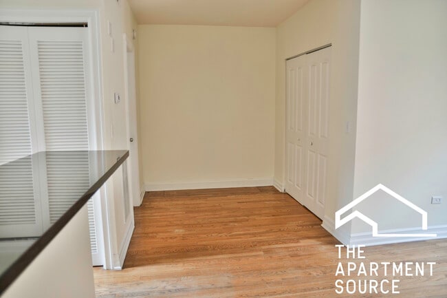 Building Photo - 3810 N Sheffield Ave