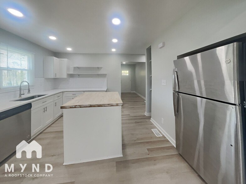 Building Photo - 900 Chalmers St