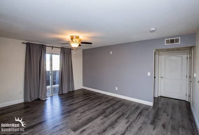 Building Photo - Stylish & Updated 1Bdm 1Ba Condo in Gated Community.
