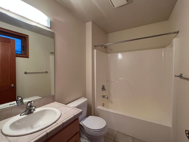 Building Photo - AUGUST RENT FREE with LIMITED SHOWINGS AVAILABLE on July 25th! - Gorgeous Townhome Style Condomin...