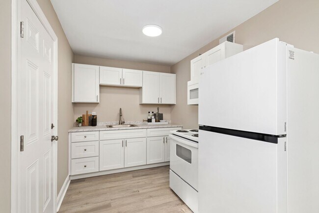 Building Photo - Cozy 1-Bedroom Apartment in Sumter, SC – Pinedale Apartments