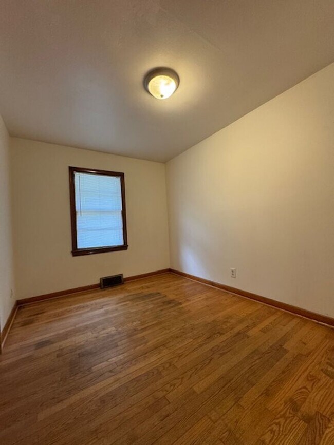 Building Photo - 908 N Audubon Ave