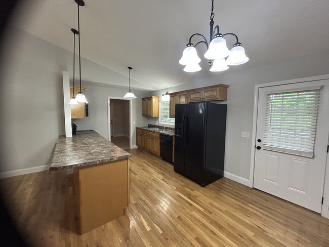 Building Photo - 3-Bedroom Ranch Style Home with 2 Full Bat...