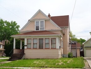 Building Photo - Large 5 bedroom / 2 bath home in central O...