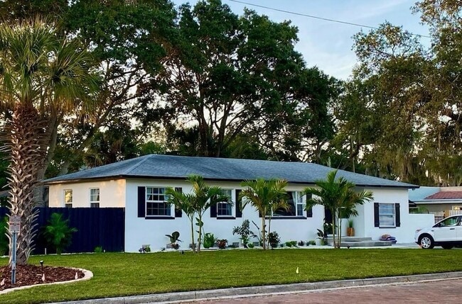 Building Photo - 1600 Pasadena Dr