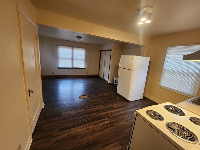 Building Photo - 2 bedroom, 1 bathroom, basement, garage, and extra space in finished attic not included in sq ft!!