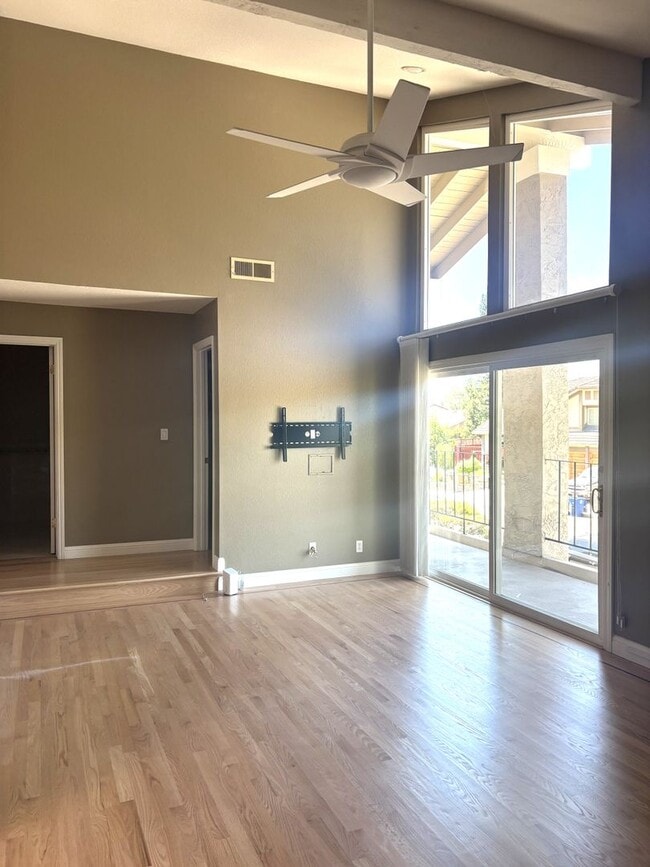 Building Photo - Stunning 4-Bedroom Home on Golf Course wit...