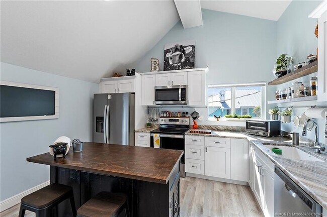 Building Photo - 310 SE Denver Ave