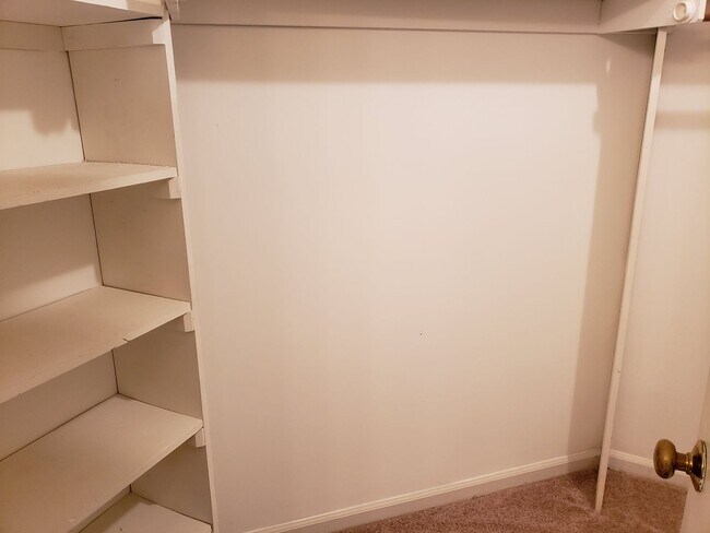 Building Photo - 3 Bedroom Townhome For Rent