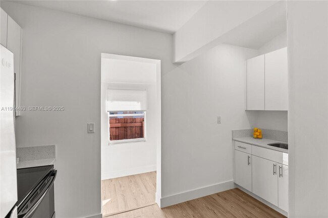 Building Photo - 2508 SW 10th St