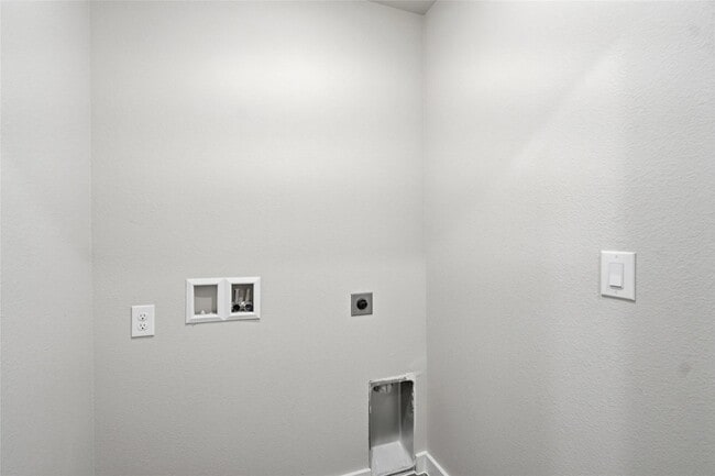 Building Photo - 2870 Glennster St