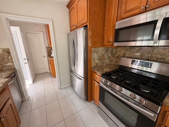 Building Photo - Charming 2 Bed Home with A/C, 2 Car Garage, Huge Yard & In-Unit Laundry