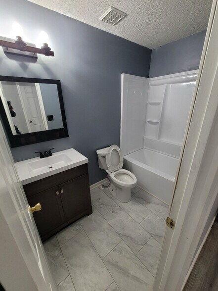 Building Photo - 3551 Creekview Dr