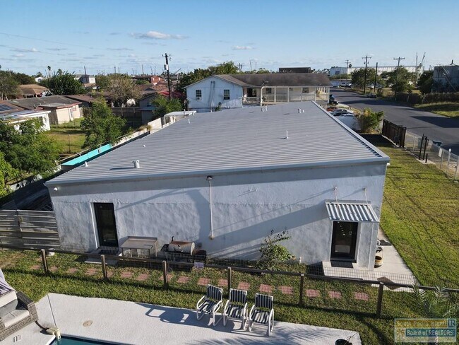 Building Photo - 711 S Shore Dr