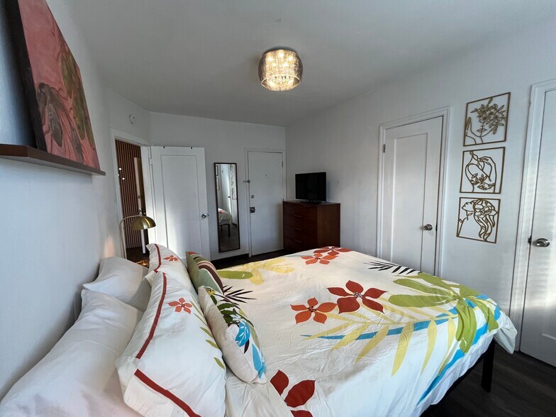 Building Photo - 511 75th St