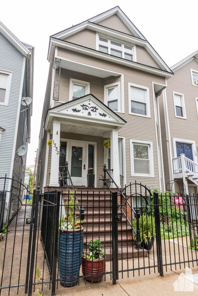 Building Photo - 1332 W Barry Ave