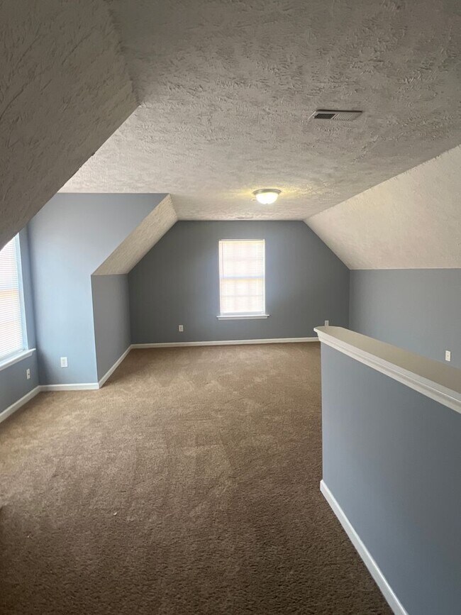 Building Photo - Great location! Close to Everything!