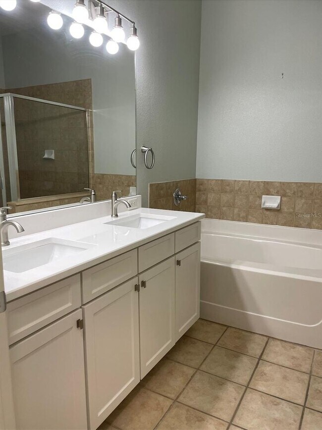 Building Photo - 2 Bedroom Townhome with 1 Car attached Gar...