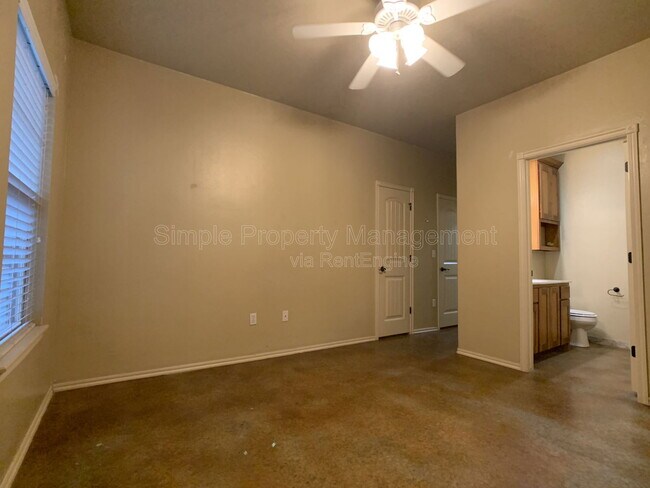 Building Photo - 14870 Gilbert St