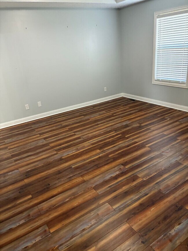 Building Photo - **Summer Ending BUT This Home is HOT**