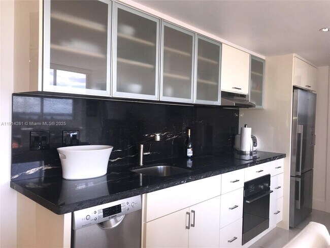 Building Photo - 2951 S Bayshore Dr