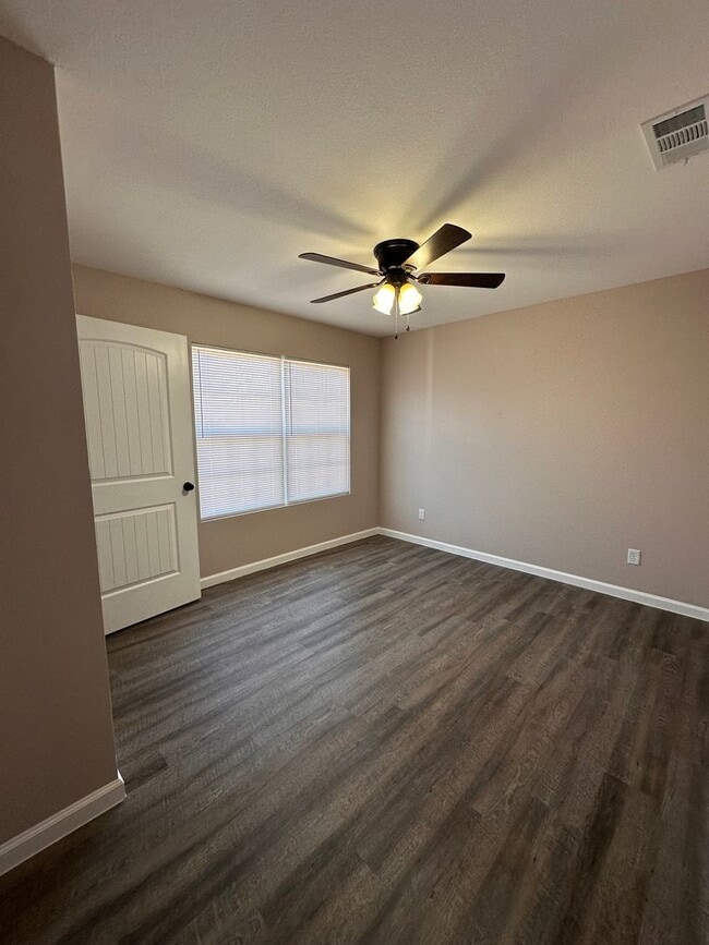 Building Photo - 3 Bed 2 Bath Brick Home with Fenced in Backyard