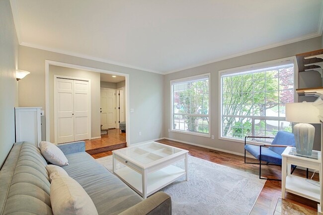 Building Photo - 5Bd/3.5Ba Newcastle House