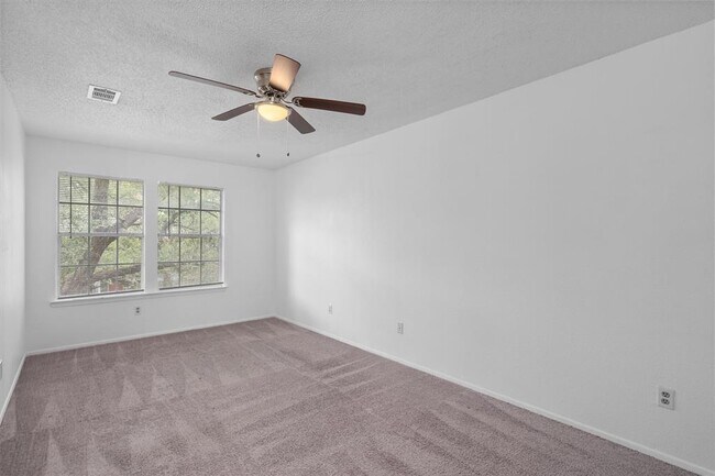 Building Photo - 1015 E Yager Ln