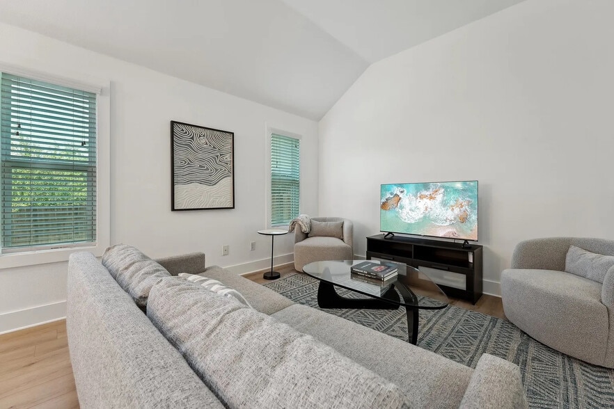 Building Photo - Room in House on Rosewood Ct