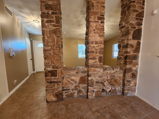 Building Photo - 2210 Newcastle Dr