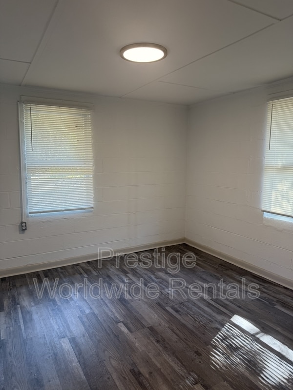 Building Photo - 110 Moore St