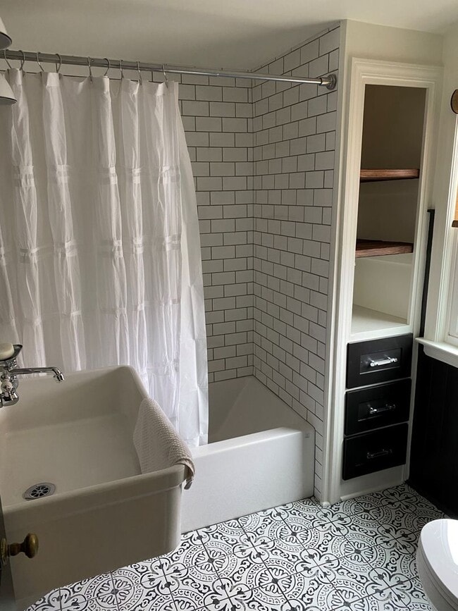 Building Photo - Renovated 3-bed, 2-bath home close to scho...