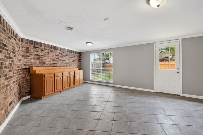 Building Photo - 4002 Cedar Ridge Ct