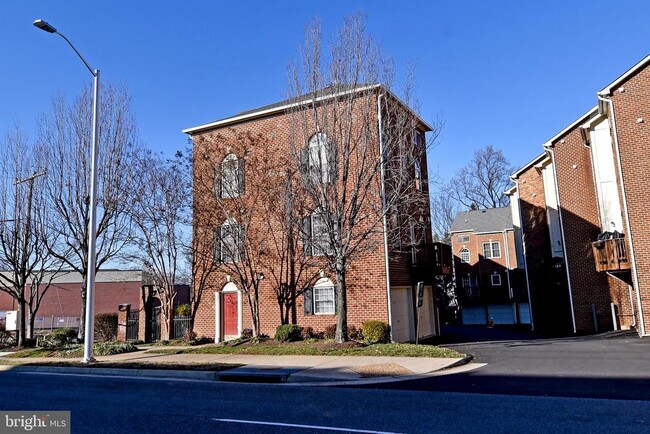 Primary Photo - 2400 N Greenbrier Ct