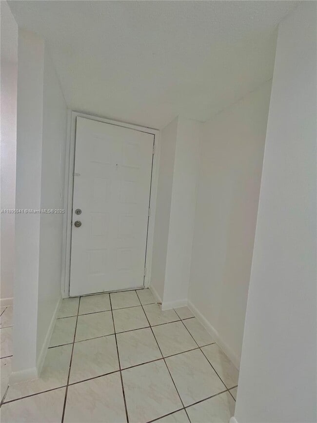 Building Photo - 2209 S Cypress Bend Dr